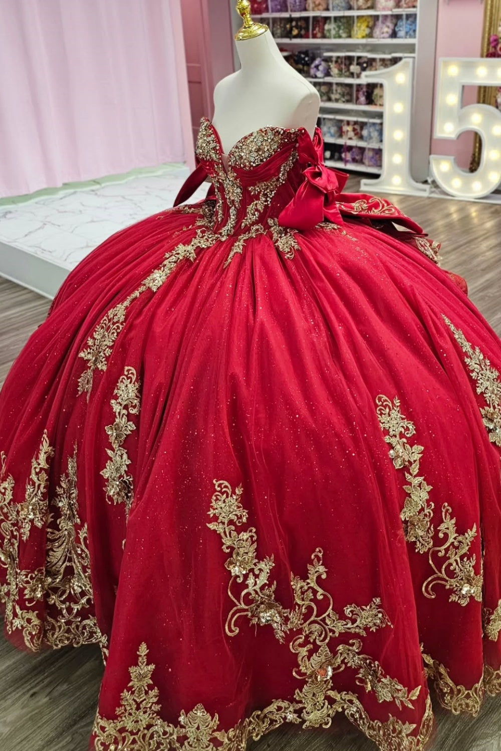 Ärmelloses, schulterfreies, perlenbesetztes Quinceañera-Kleid in Rot mit Gold-Applikationen und Schleife YQ1146