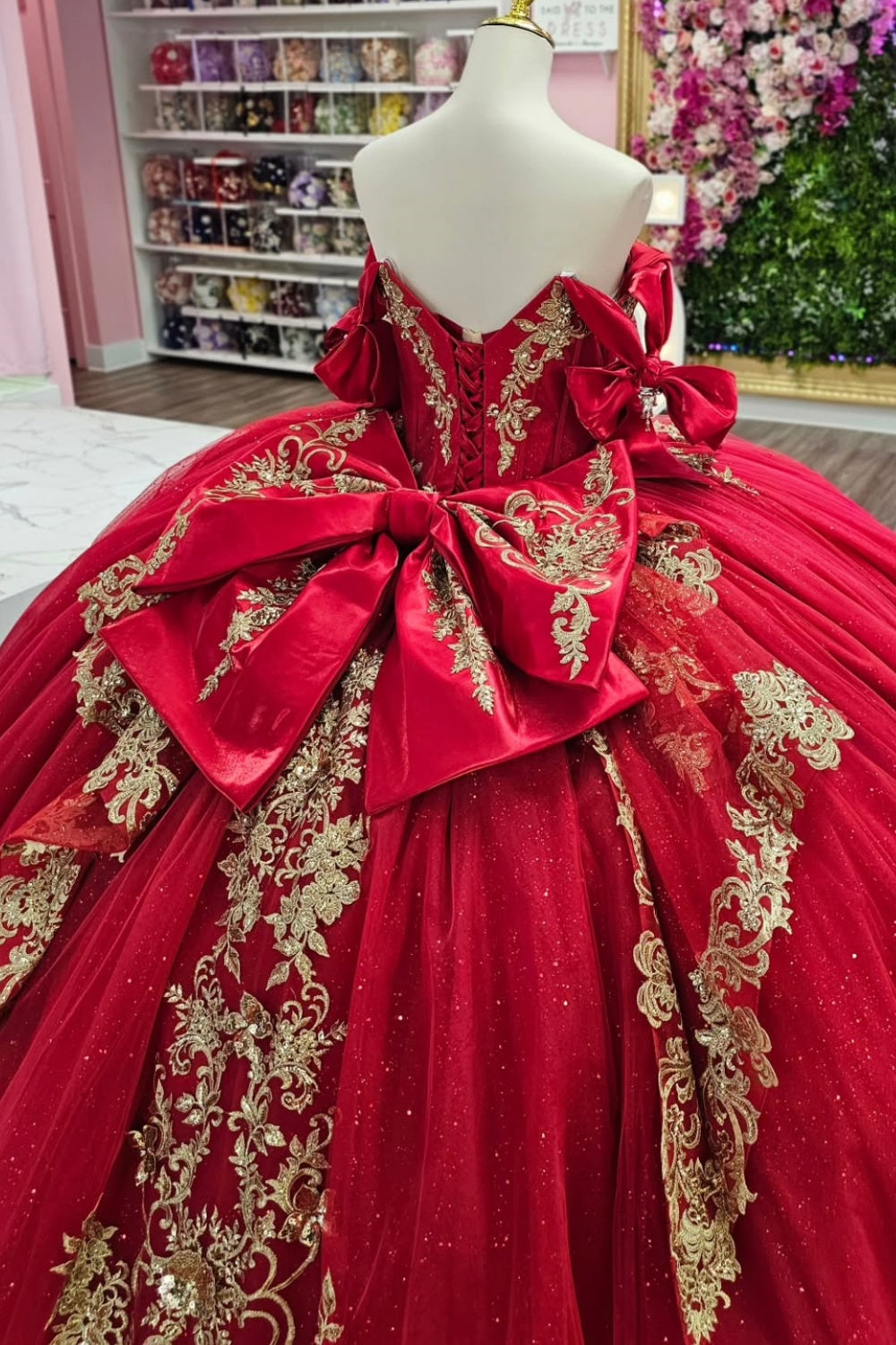 Ärmelloses, schulterfreies, perlenbesetztes Quinceañera-Kleid in Rot mit Gold-Applikationen und Schleife YQ1146