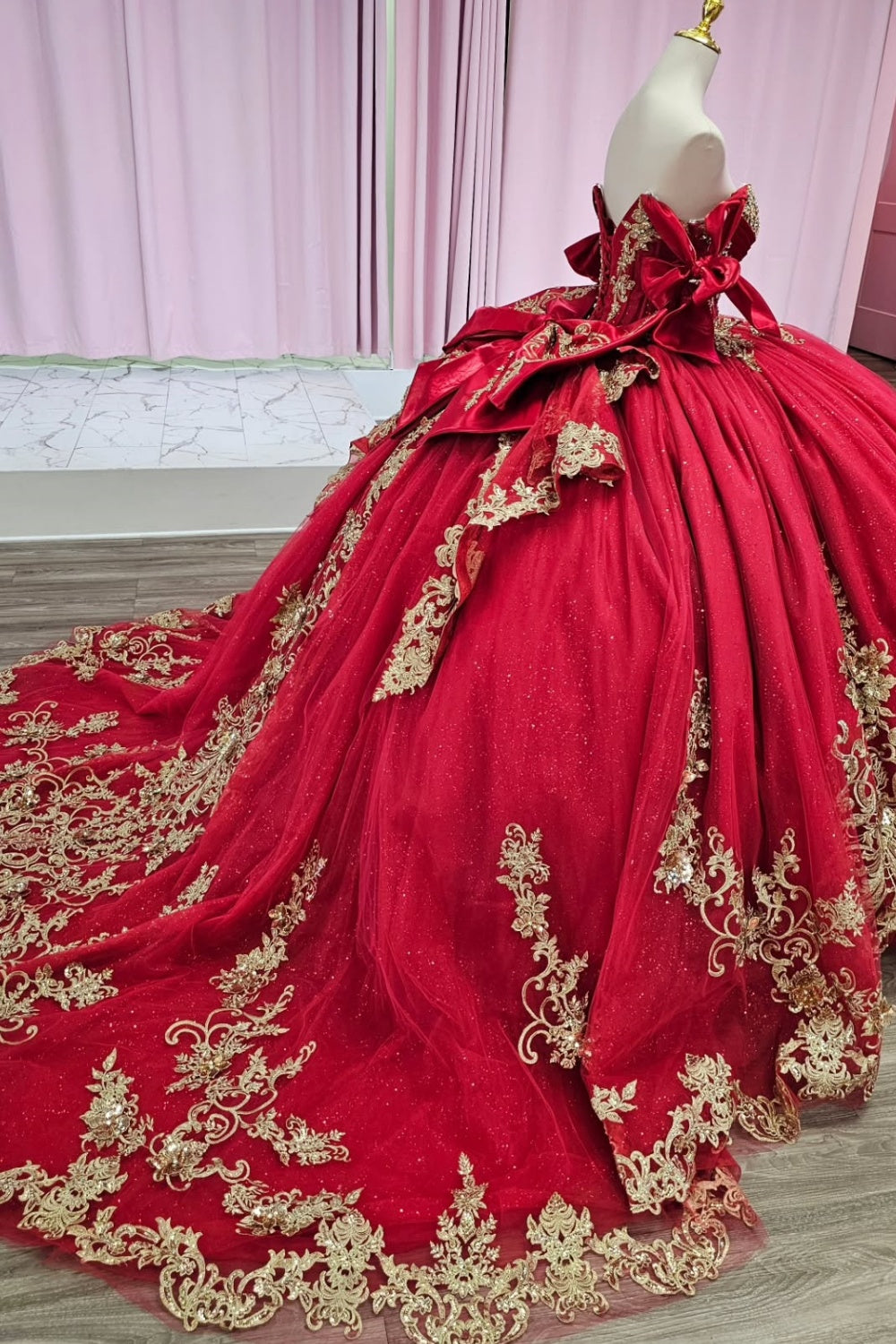Ärmelloses, schulterfreies, perlenbesetztes Quinceañera-Kleid in Rot mit Gold-Applikationen und Schleife YQ1146