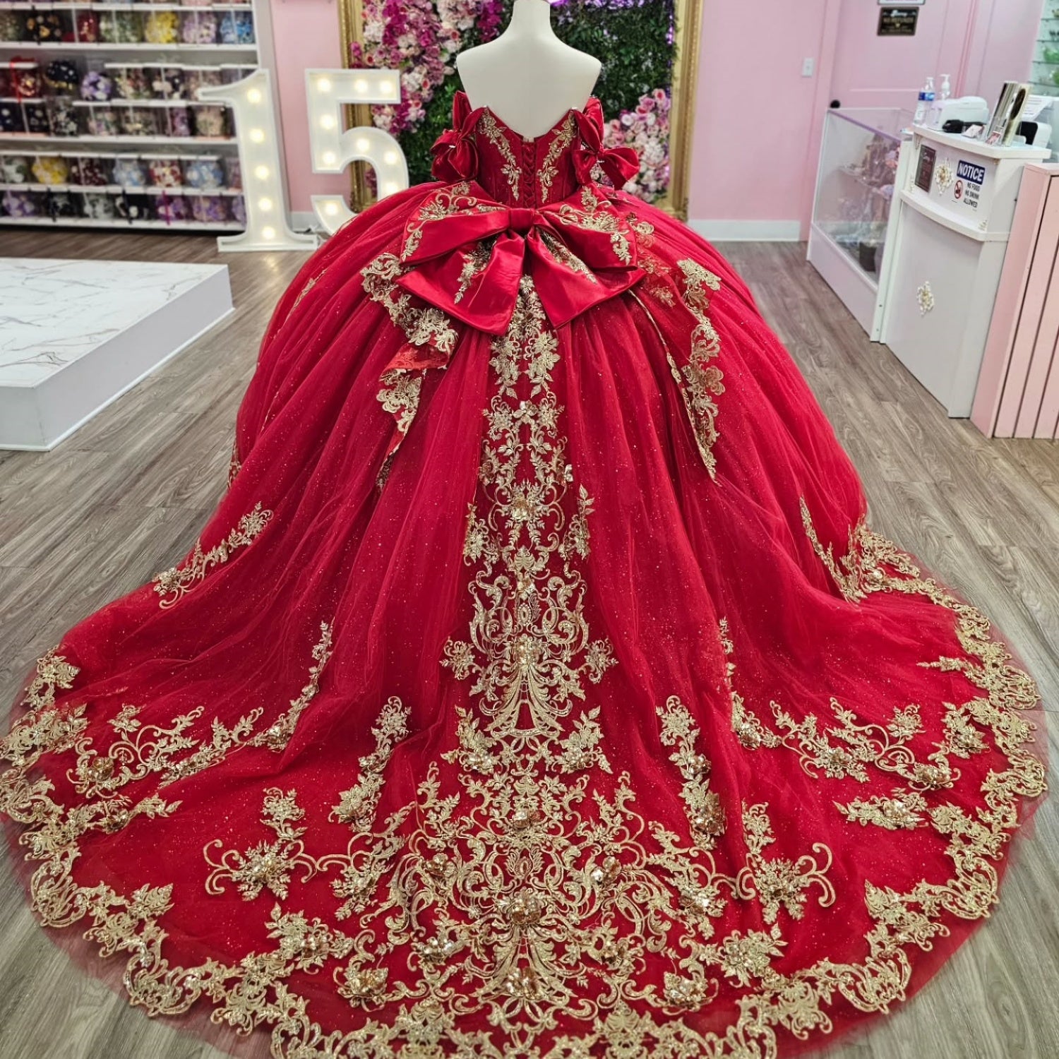 Ärmelloses, schulterfreies, perlenbesetztes Quinceañera-Kleid in Rot mit Gold-Applikationen und Schleife YQ1146