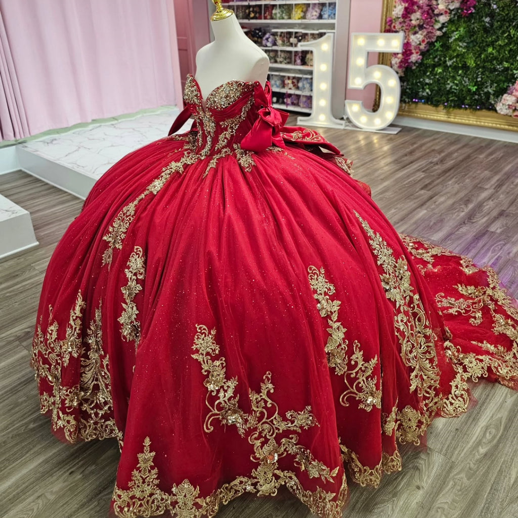 Ärmelloses, schulterfreies, perlenbesetztes Quinceañera-Kleid in Rot mit Gold-Applikationen und Schleife YQ1146