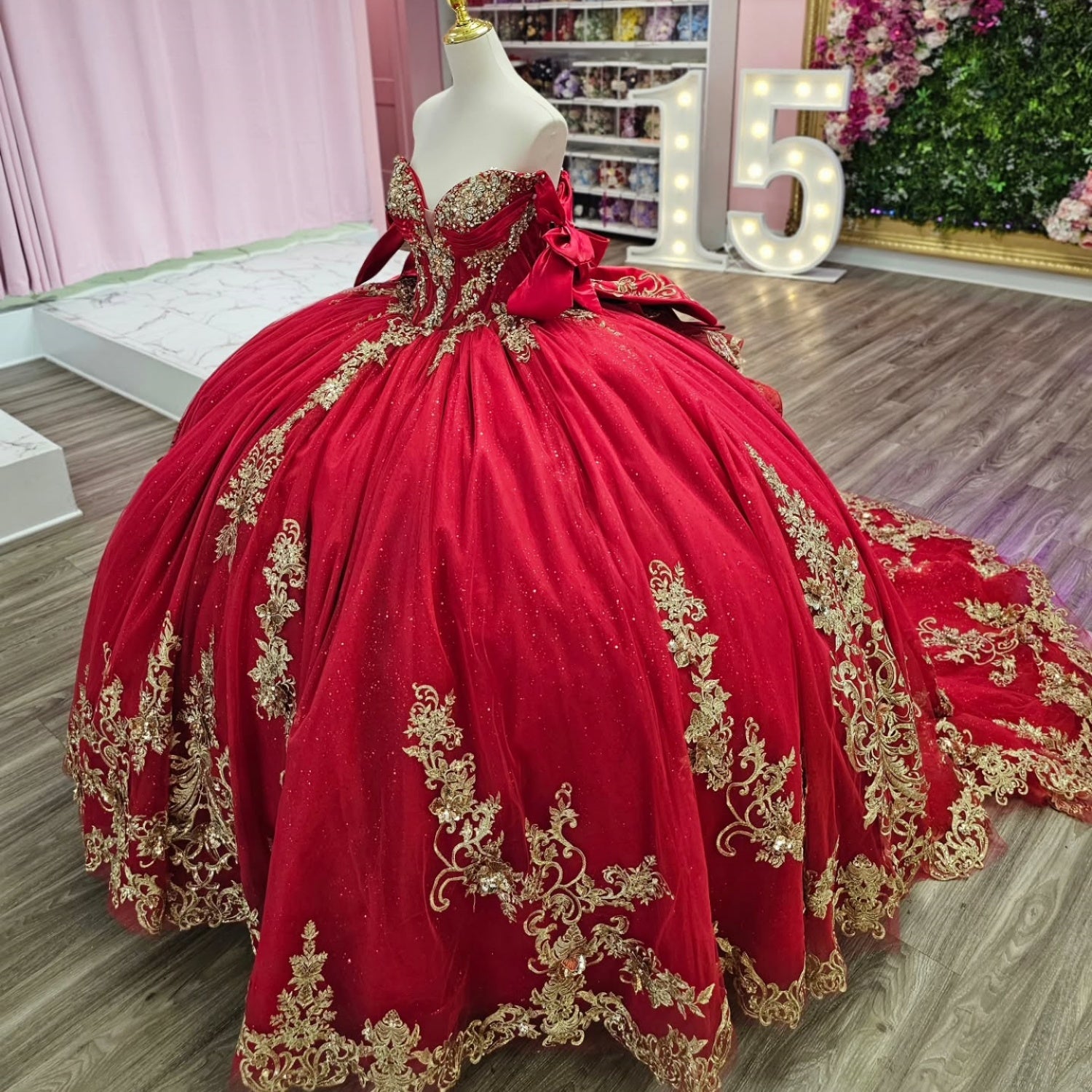 Ärmelloses, schulterfreies, perlenbesetztes Quinceañera-Kleid in Rot mit Gold-Applikationen und Schleife YQ1146