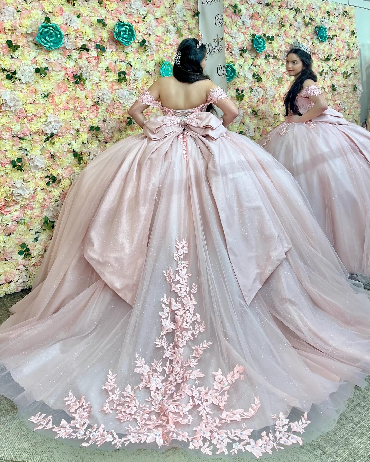 Vestido de Quinceañera Azul Marino con Lentejuelas, Apliques de Cuentas, Brillos y Escote Bardot YQ1055