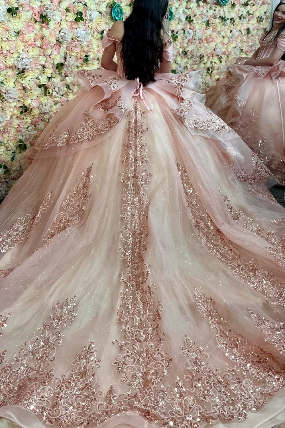 Ärmelloses Off-Shoulder-Ballkleid mit Applikationen, Rüschen, Stufenrock und Schleife, Schwarz Royalblau, Quinceañera-Kleid YQ1150