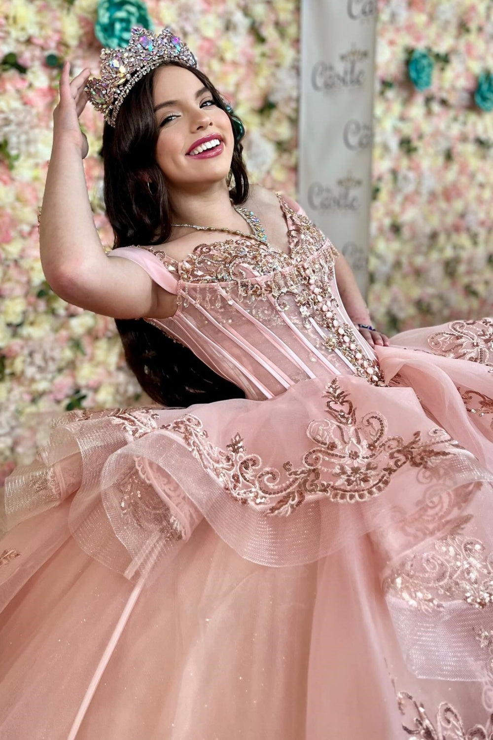 Ärmelloses Off-Shoulder-Ballkleid mit Applikationen, Rüschen, Stufenrock und Schleife, Schwarz Royalblau, Quinceañera-Kleid YQ1150