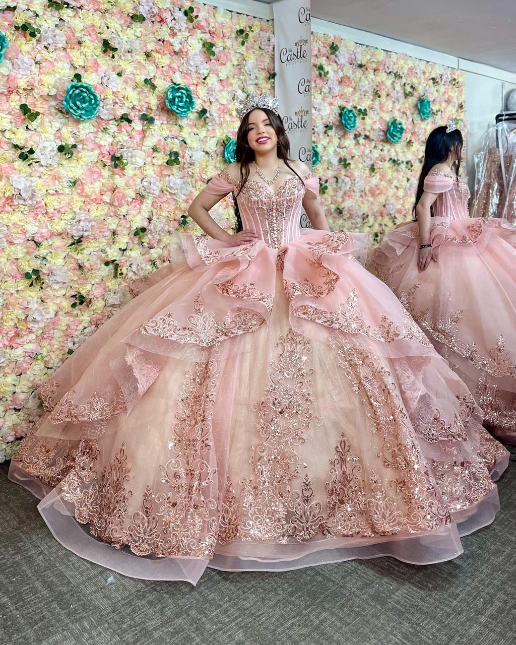 Ärmelloses Off-Shoulder-Ballkleid mit Applikationen, Rüschen, Stufenrock und Schleife, Schwarz Royalblau, Quinceañera-Kleid YQ1150