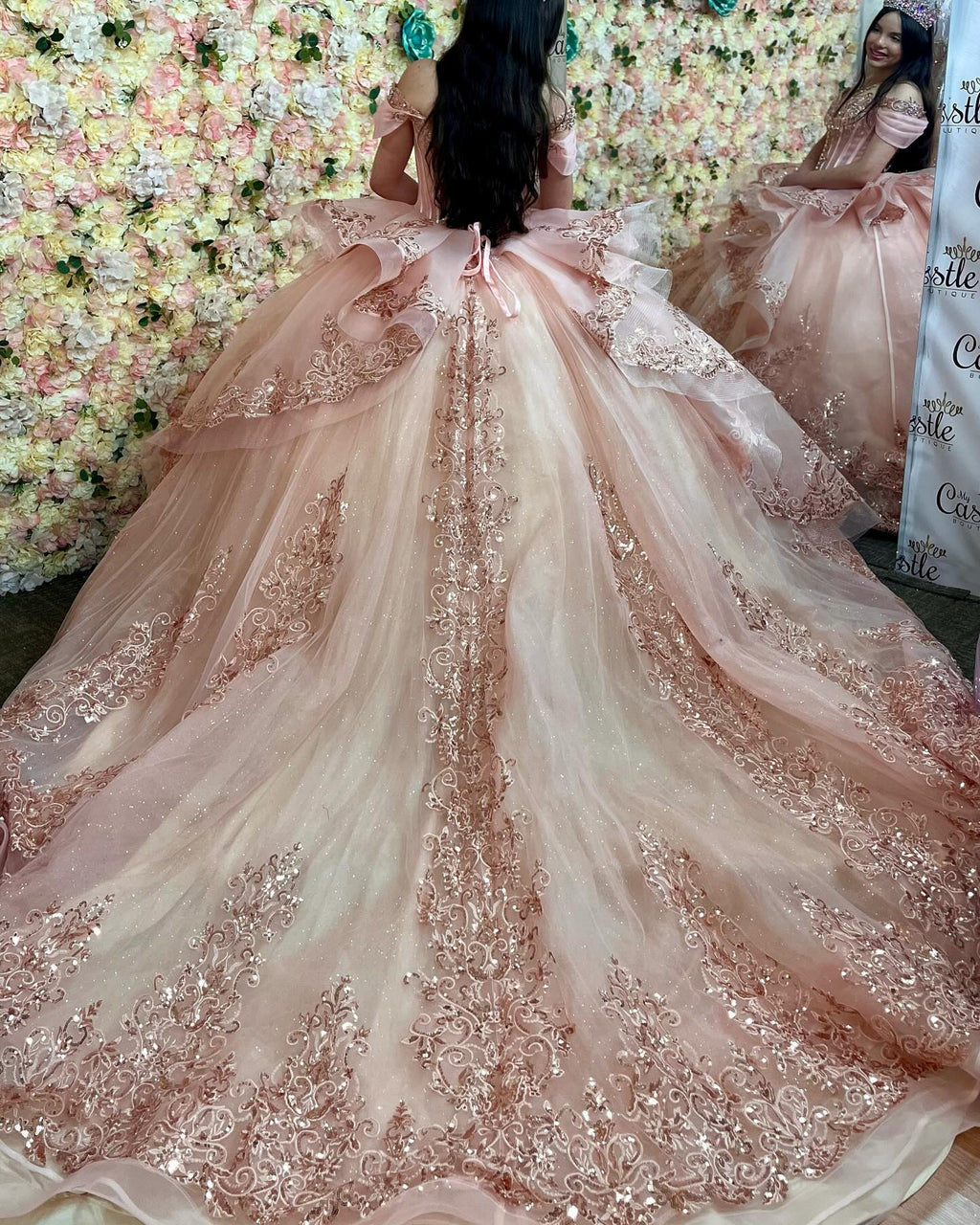 Ärmelloses Off-Shoulder-Ballkleid mit Applikationen, Rüschen, Stufenrock und Schleife, Schwarz Royalblau, Quinceañera-Kleid YQ1150