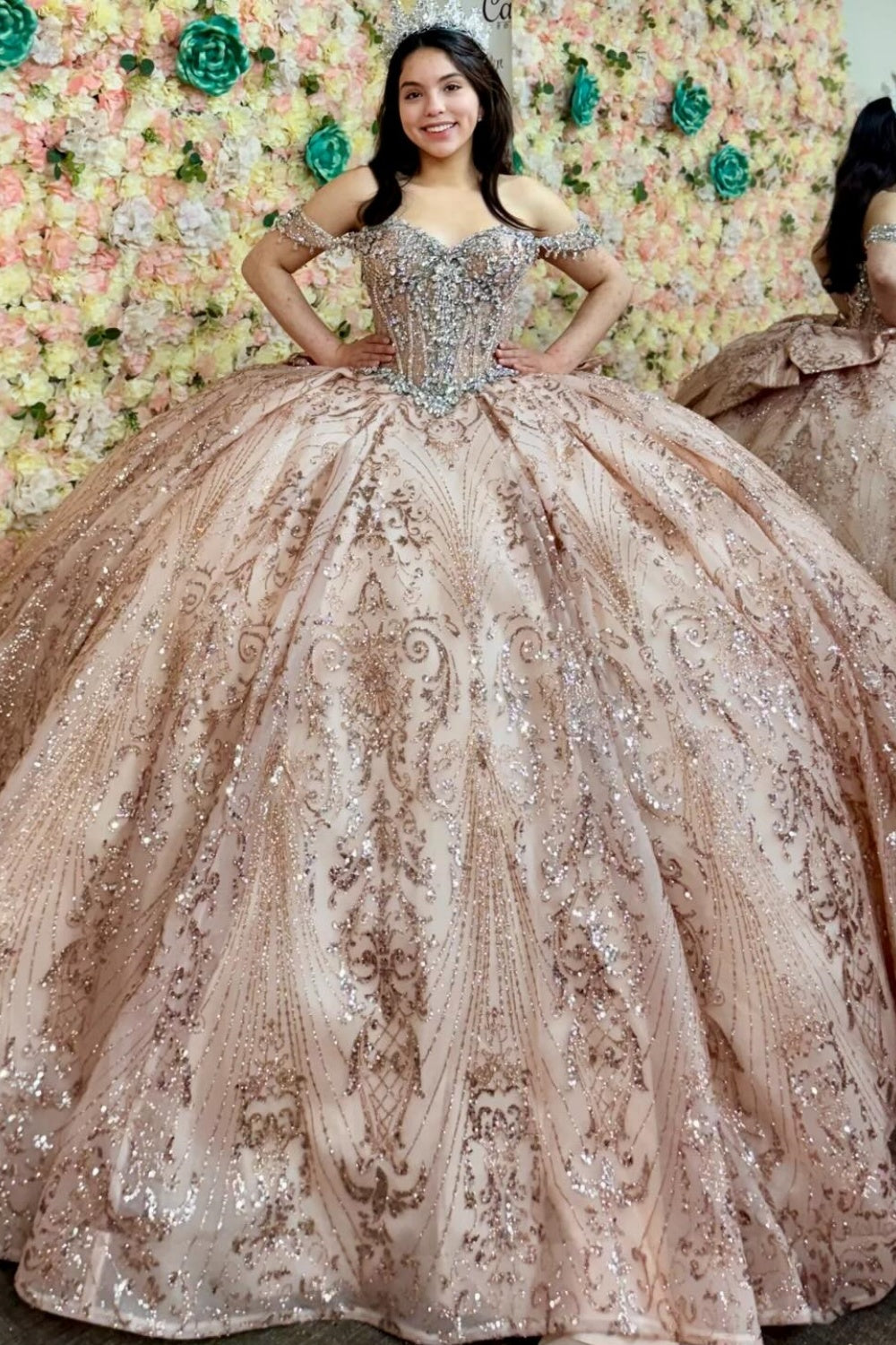 Ärmelloses Off-Shoulder-Ballkleid mit Applikationen, Rüschen, Stufenrock und Schleife, Schwarz Royalblau, Quinceañera-Kleid YQ1150