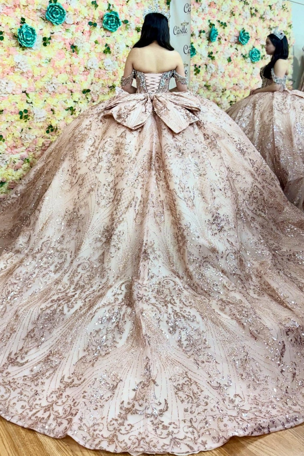 Ärmelloses Off-Shoulder-Ballkleid mit Applikationen, Rüschen, Stufenrock und Schleife, Schwarz Royalblau, Quinceañera-Kleid YQ1150