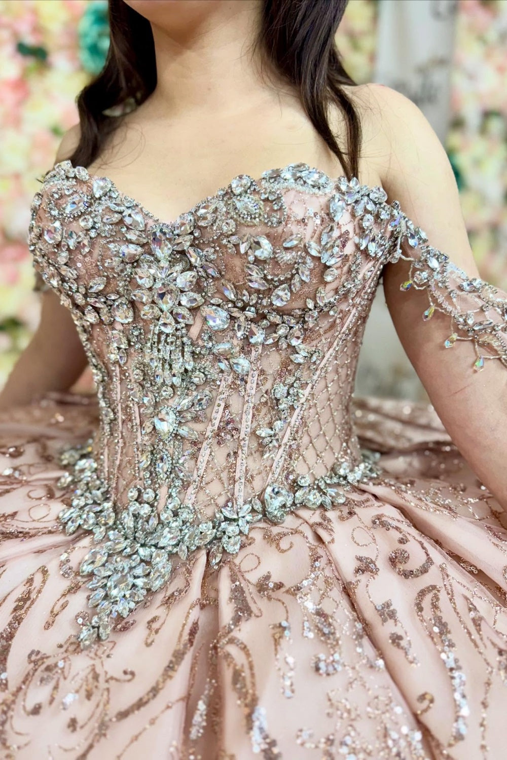 Ärmelloses Off-Shoulder-Ballkleid mit Applikationen, Rüschen, Stufenrock und Schleife, Schwarz Royalblau, Quinceañera-Kleid YQ1150