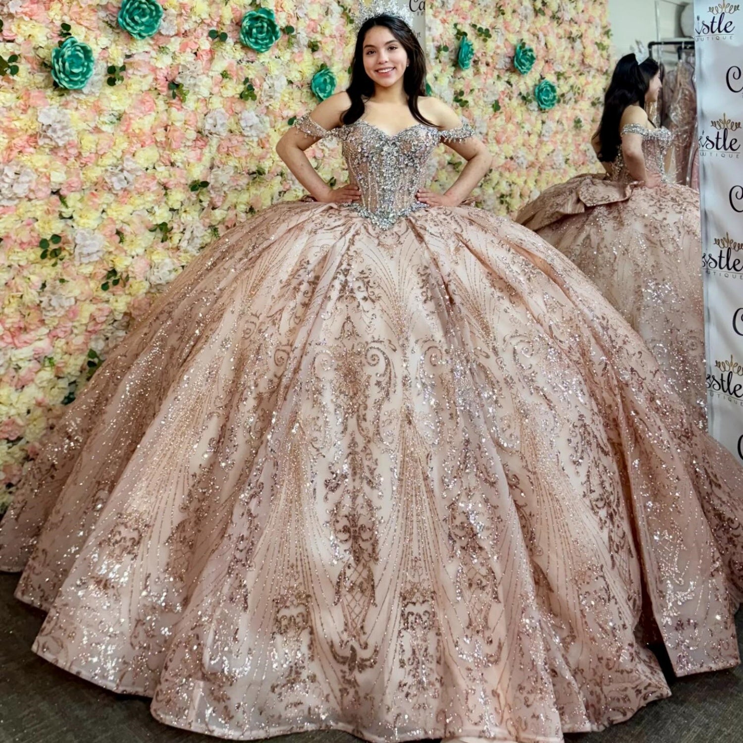 Ärmelloses Off-Shoulder-Ballkleid mit Applikationen, Rüschen, Stufenrock und Schleife, Schwarz Royalblau, Quinceañera-Kleid YQ1150