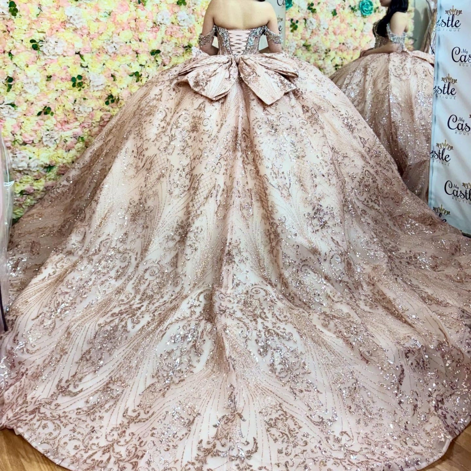 Ärmelloses Off-Shoulder-Ballkleid mit Applikationen, Rüschen, Stufenrock und Schleife, Schwarz Royalblau, Quinceañera-Kleid YQ1150