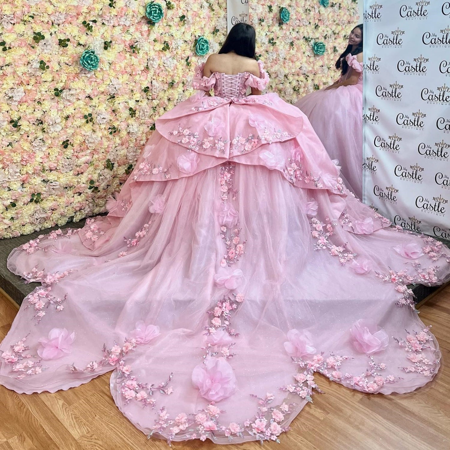 Ärmelloses Off-Shoulder-Ballkleid mit Applikationen, Rüschen, Stufenrock und Schleife, Schwarz Royalblau, Quinceañera-Kleid YQ1150
