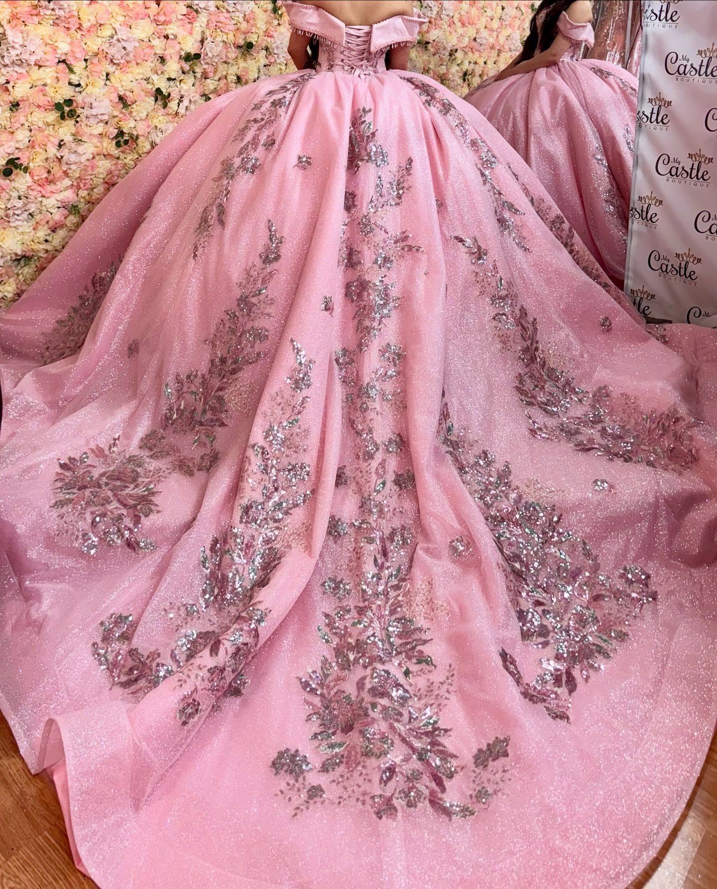 Vestido de Quinceañera Azul Marino con Lentejuelas, Apliques de Cuentas, Brillos y Escote Bardot YQ1055