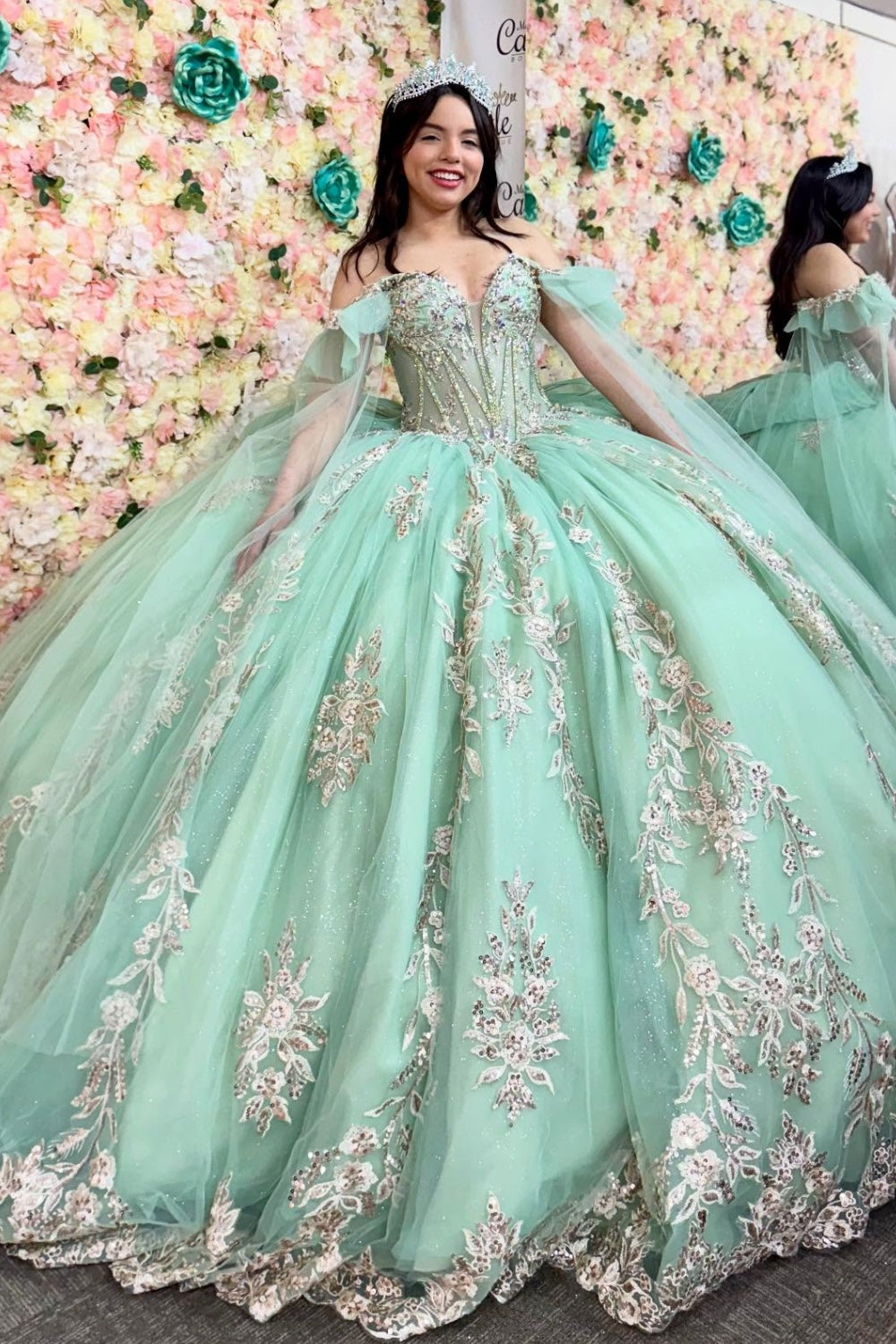 Ärmelloses Off-Shoulder-Ballkleid mit Applikationen, Rüschen, Stufenrock und Schleife, Schwarz Royalblau, Quinceañera-Kleid YQ1150