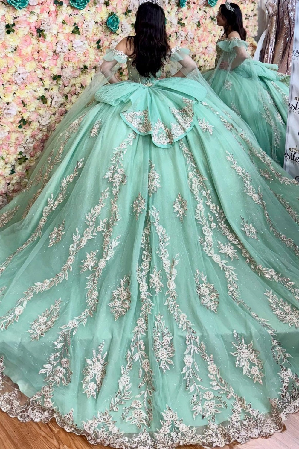 Ärmelloses Off-Shoulder-Ballkleid mit Applikationen, Rüschen, Stufenrock und Schleife, Schwarz Royalblau, Quinceañera-Kleid YQ1150