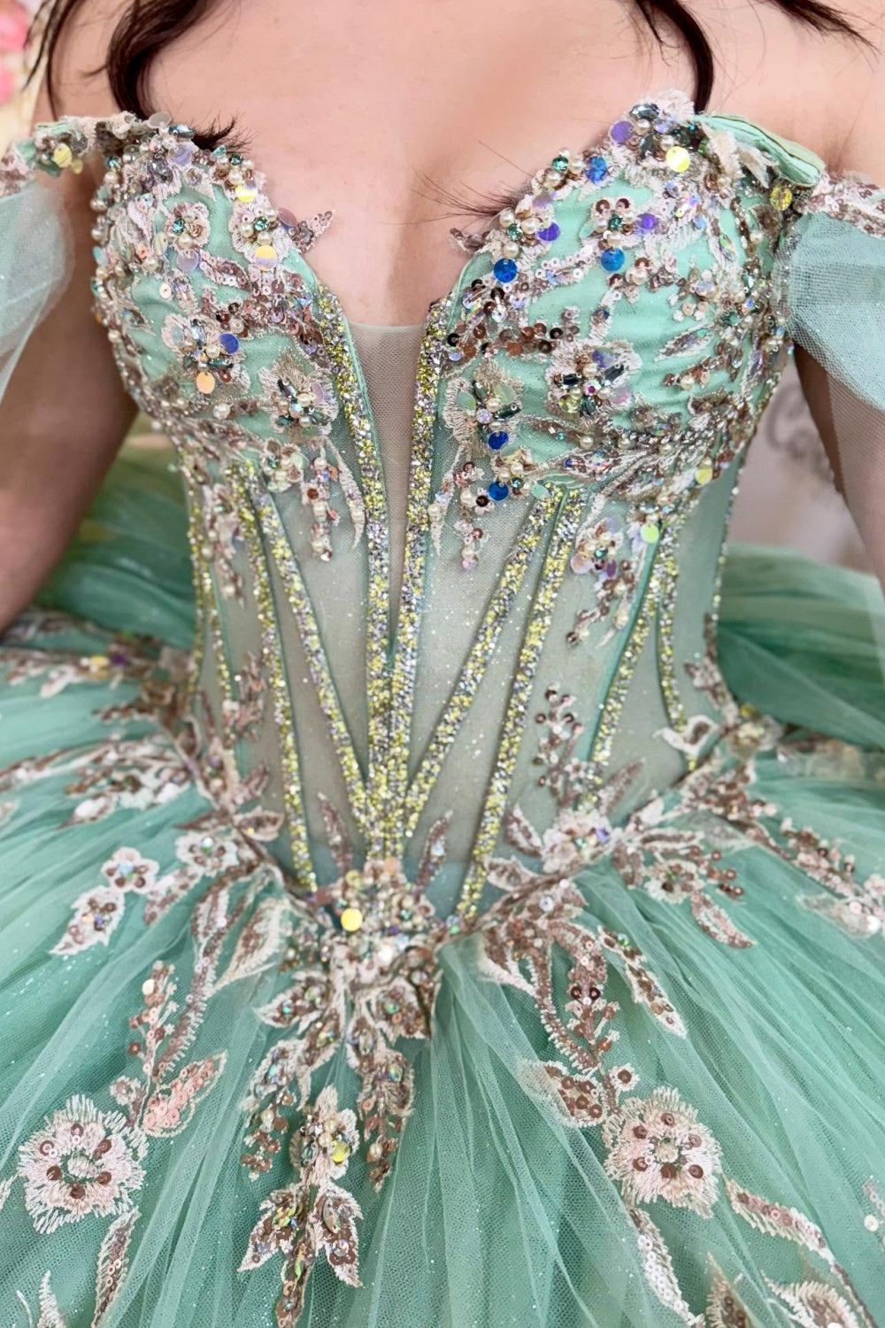 Ärmelloses Off-Shoulder-Ballkleid mit Applikationen, Rüschen, Stufenrock und Schleife, Schwarz Royalblau, Quinceañera-Kleid YQ1150