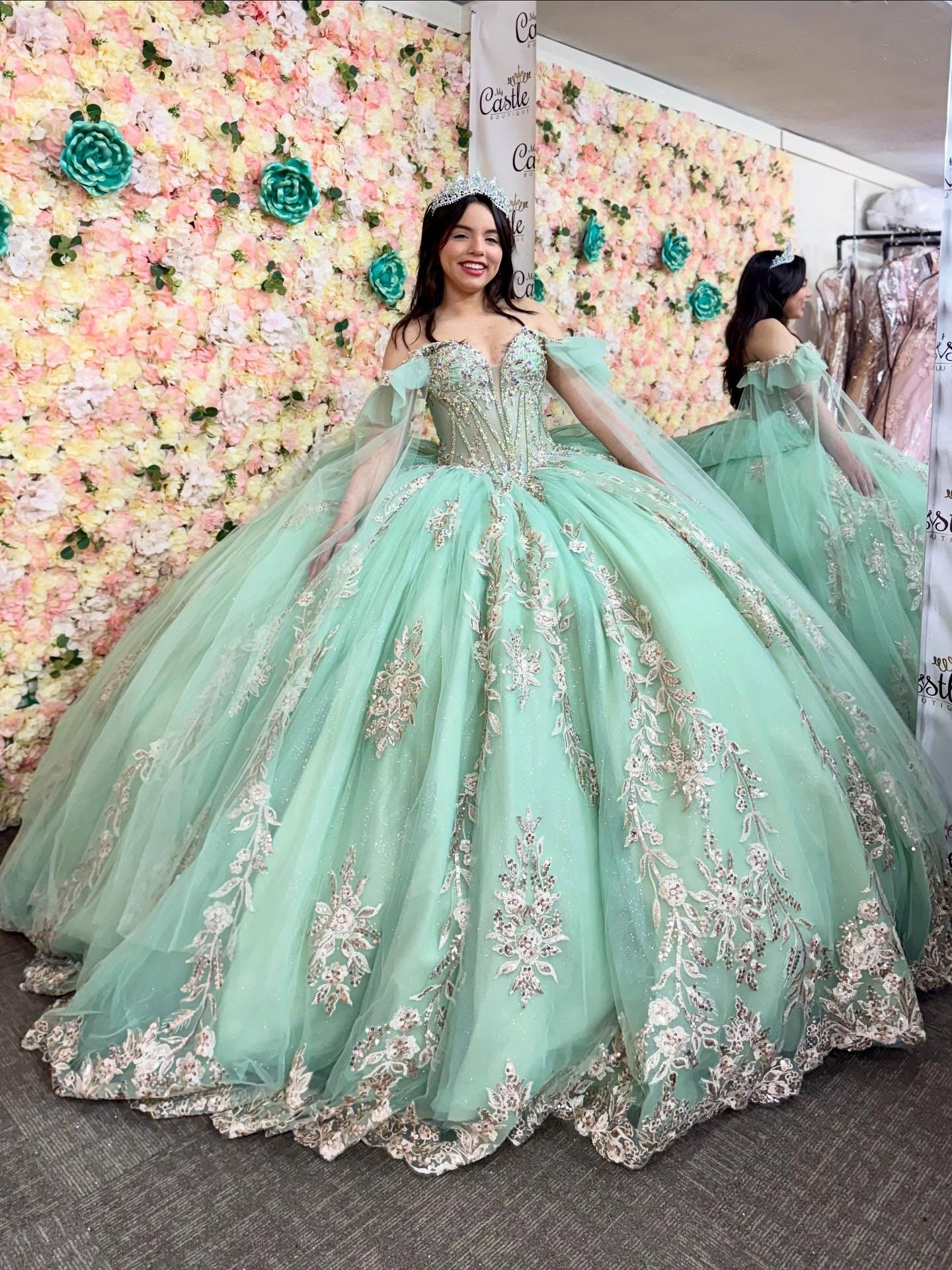 Ärmelloses Off-Shoulder-Ballkleid mit Applikationen, Rüschen, Stufenrock und Schleife, Schwarz Royalblau, Quinceañera-Kleid YQ1150
