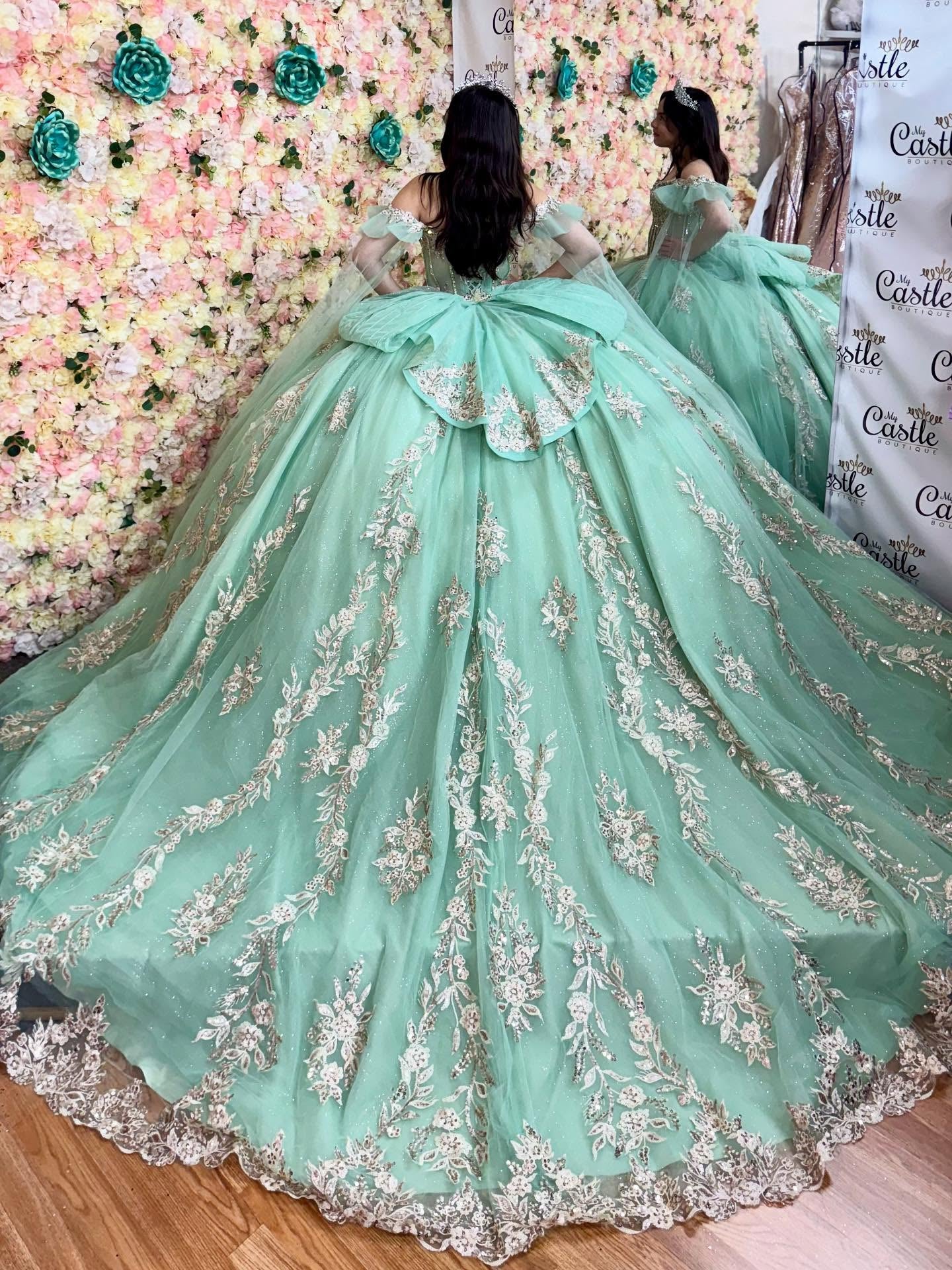 Ärmelloses Off-Shoulder-Ballkleid mit Applikationen, Rüschen, Stufenrock und Schleife, Schwarz Royalblau, Quinceañera-Kleid YQ1150