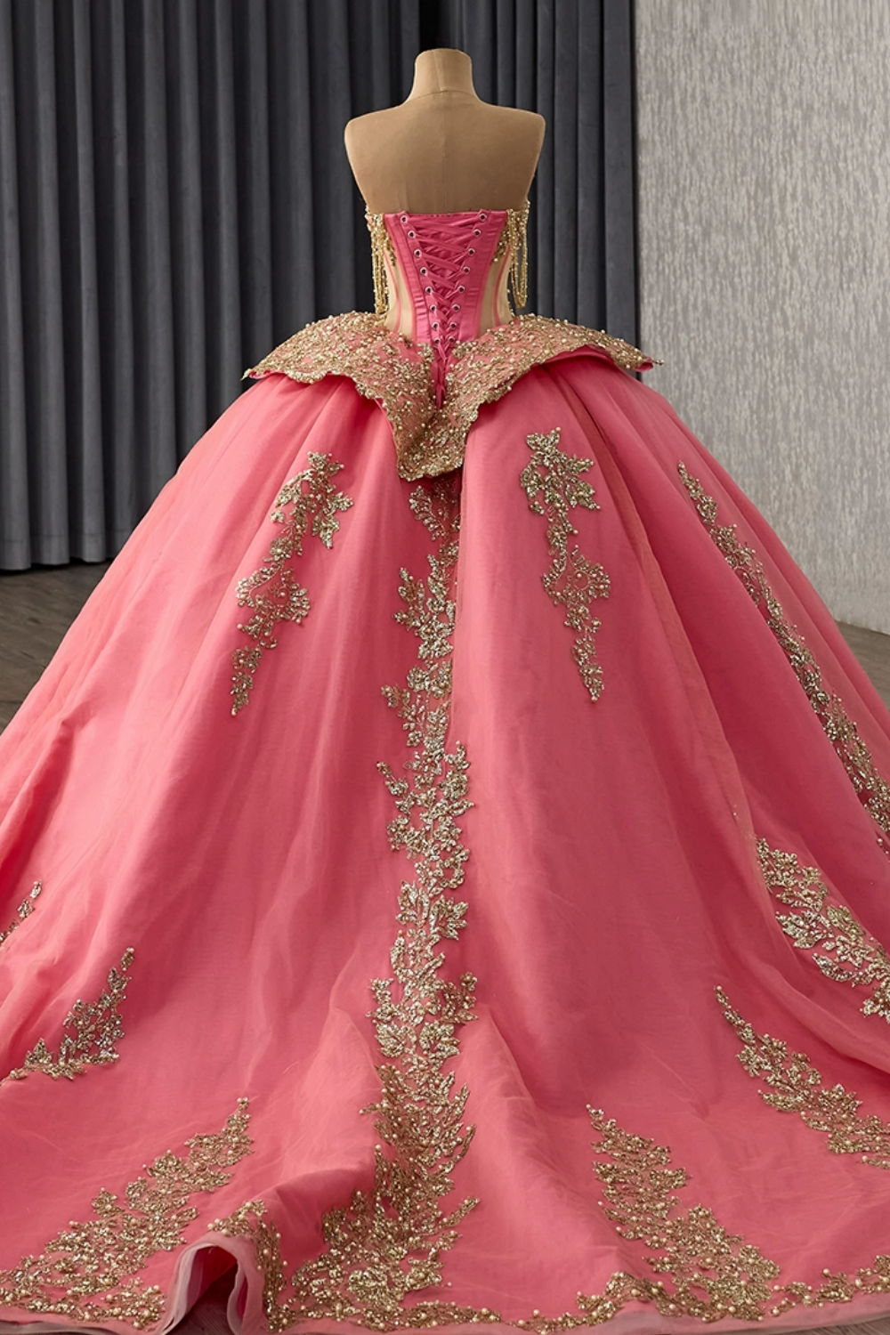 Off Shoulder Sleeveless Beaded Sequins Gold Appliques Ruffles Quinceañera Dress YQ1177