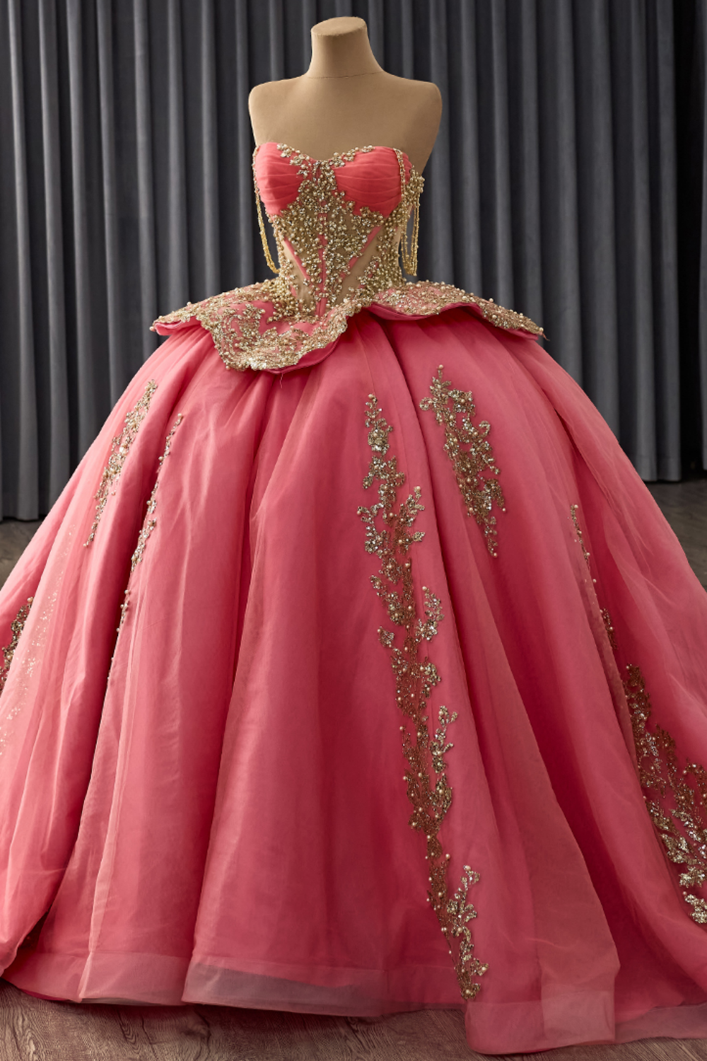 Off Shoulder Sleeveless Beaded Sequins Gold Appliques Ruffles Quinceañera Dress YQ1177