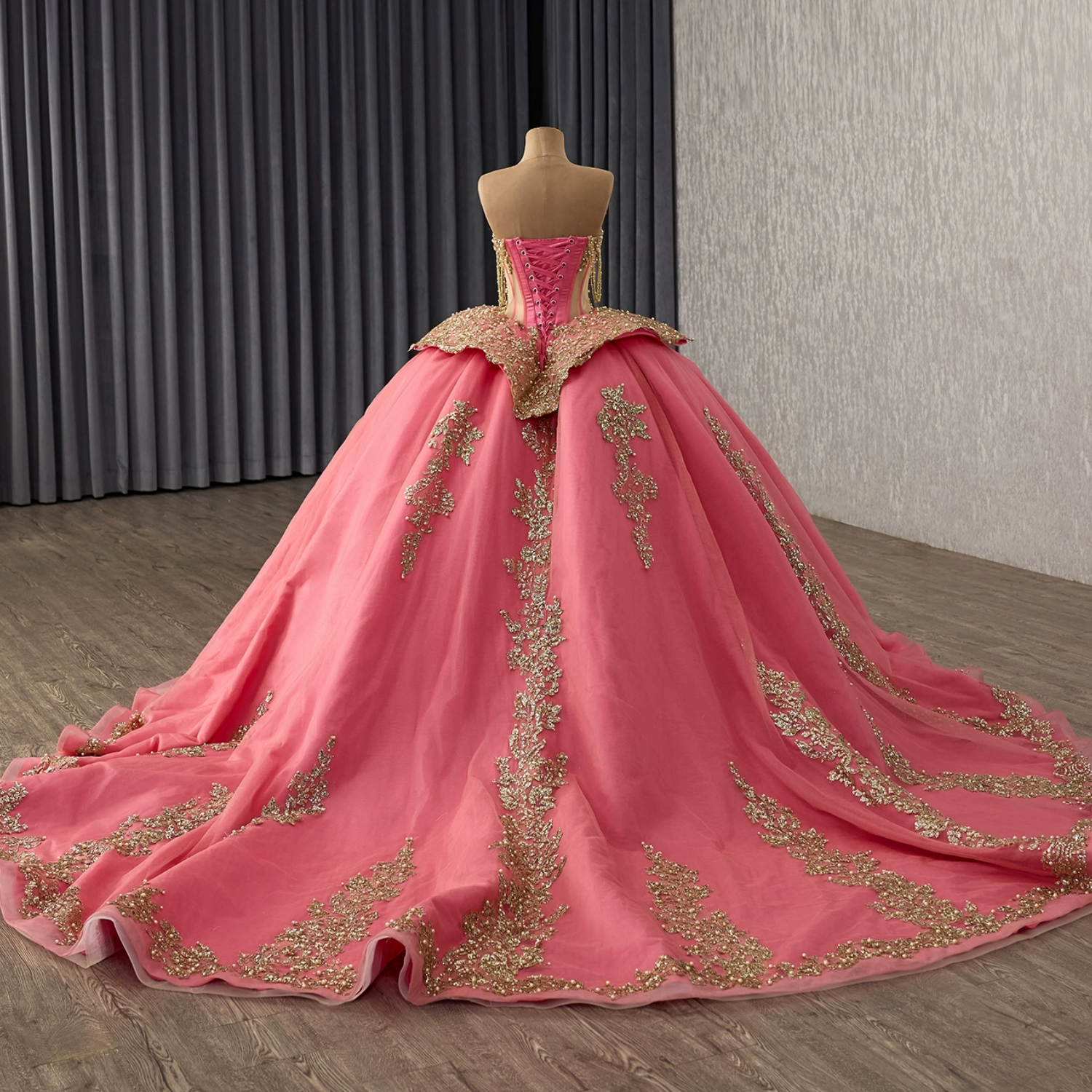 Off Shoulder Sleeveless Beaded Sequins Gold Appliques Ruffles Quinceañera Dress YQ1177