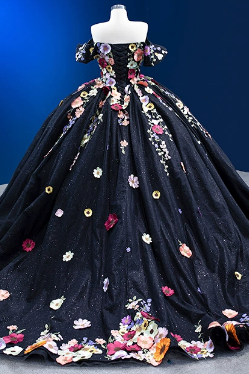 Ärmelloses Off-Shoulder-Ballkleid mit Applikationen, Rüschen, Stufenrock und Schleife, Schwarz Royalblau, Quinceañera-Kleid YQ1150