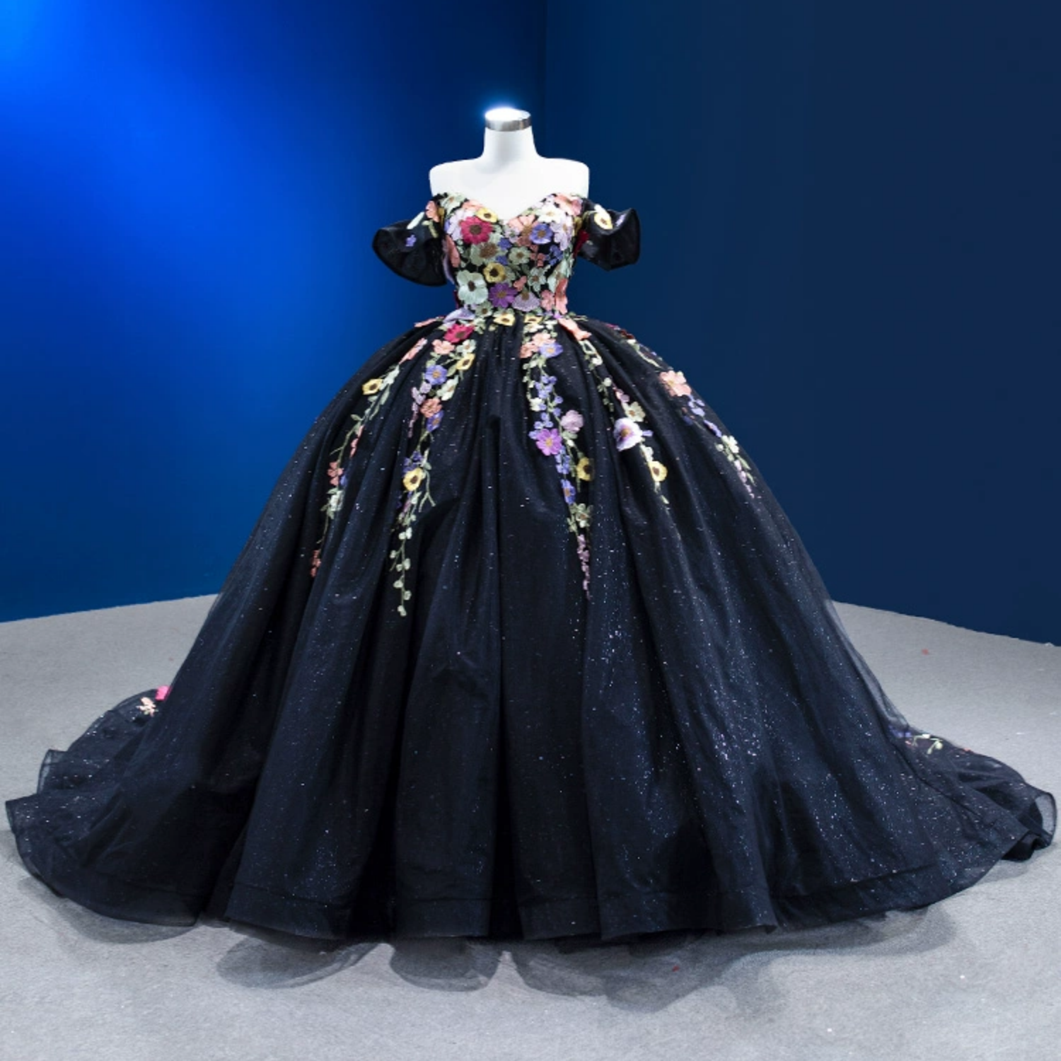 Ärmelloses Off-Shoulder-Ballkleid mit Applikationen, Rüschen, Stufenrock und Schleife, Schwarz Royalblau, Quinceañera-Kleid YQ1150