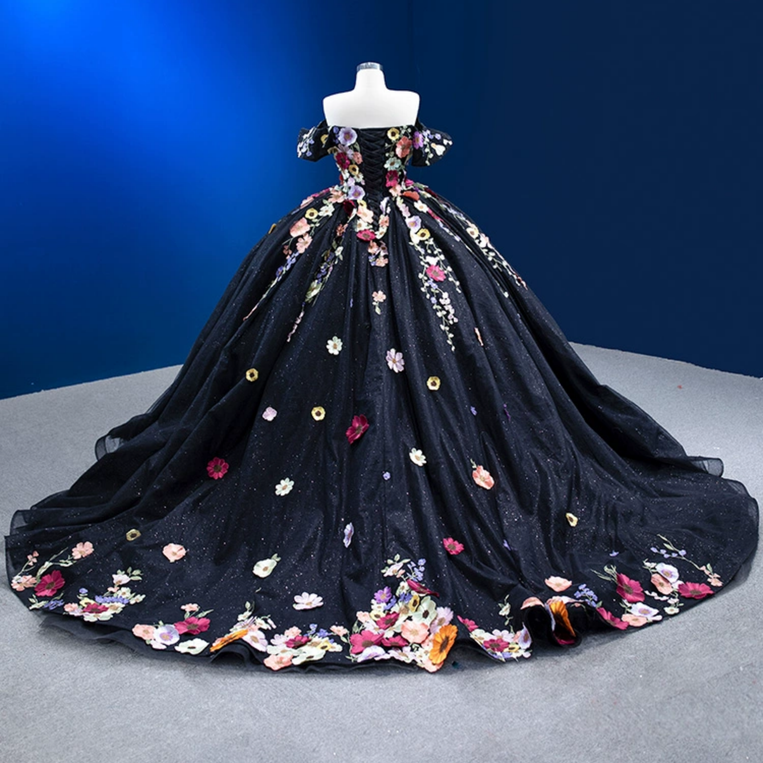 Ärmelloses Off-Shoulder-Ballkleid mit Applikationen, Rüschen, Stufenrock und Schleife, Schwarz Royalblau, Quinceañera-Kleid YQ1150