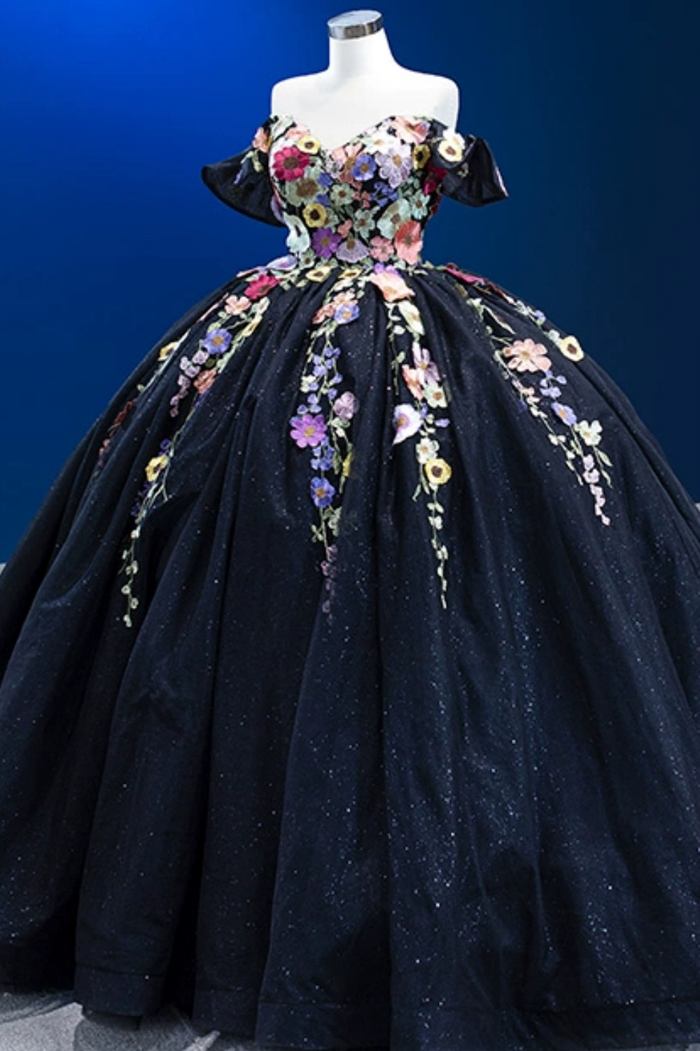Ärmelloses Off-Shoulder-Ballkleid mit Applikationen, Rüschen, Stufenrock und Schleife, Schwarz Royalblau, Quinceañera-Kleid YQ1150