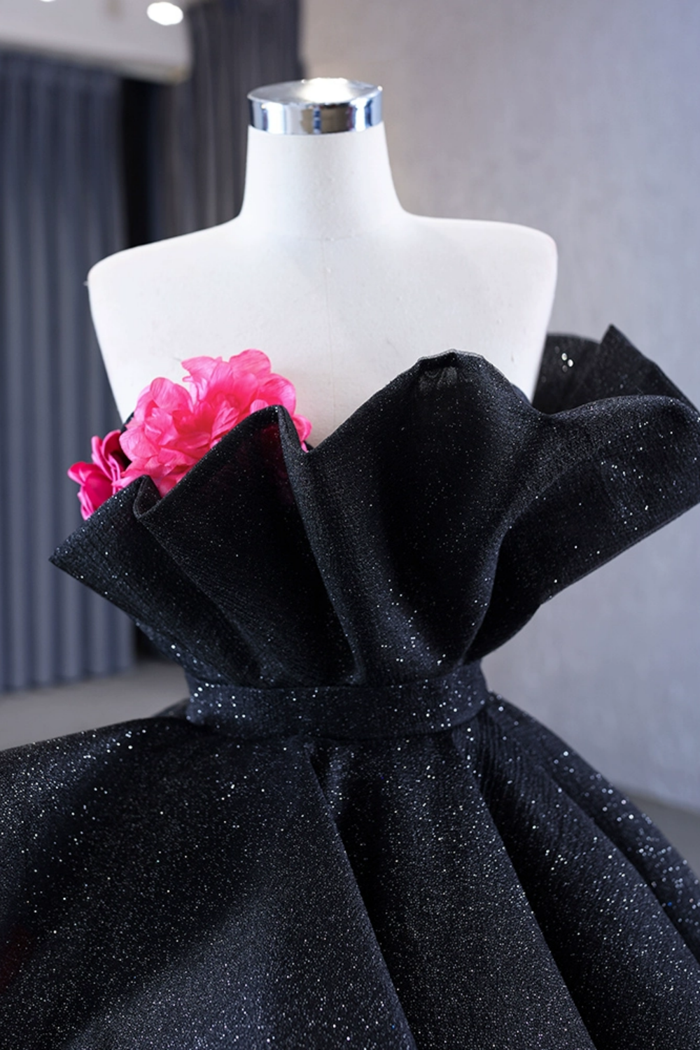 Sweetheart Sleeveless 3D Flower Appliques Ruffles Black Glitter Quinceañera Dress YQ1190