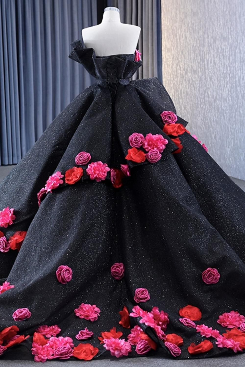 Sweetheart Sleeveless 3D Flower Appliques Ruffles Black Glitter Quinceañera Dress YQ1190