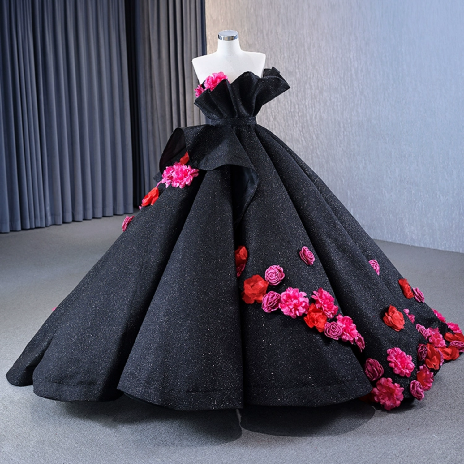 Sweetheart Sleeveless 3D Flower Appliques Ruffles Black Glitter Quinceañera Dress YQ1190