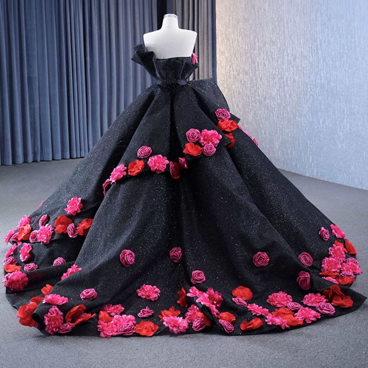 Sweetheart Sleeveless 3D Flower Appliques Ruffles Black Glitter Quinceañera Dress YQ1190