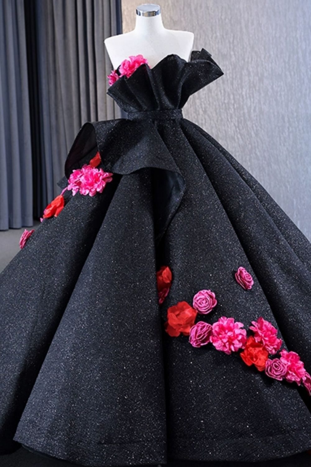 Sweetheart Sleeveless 3D Flower Appliques Ruffles Black Glitter Quinceañera Dress YQ1190